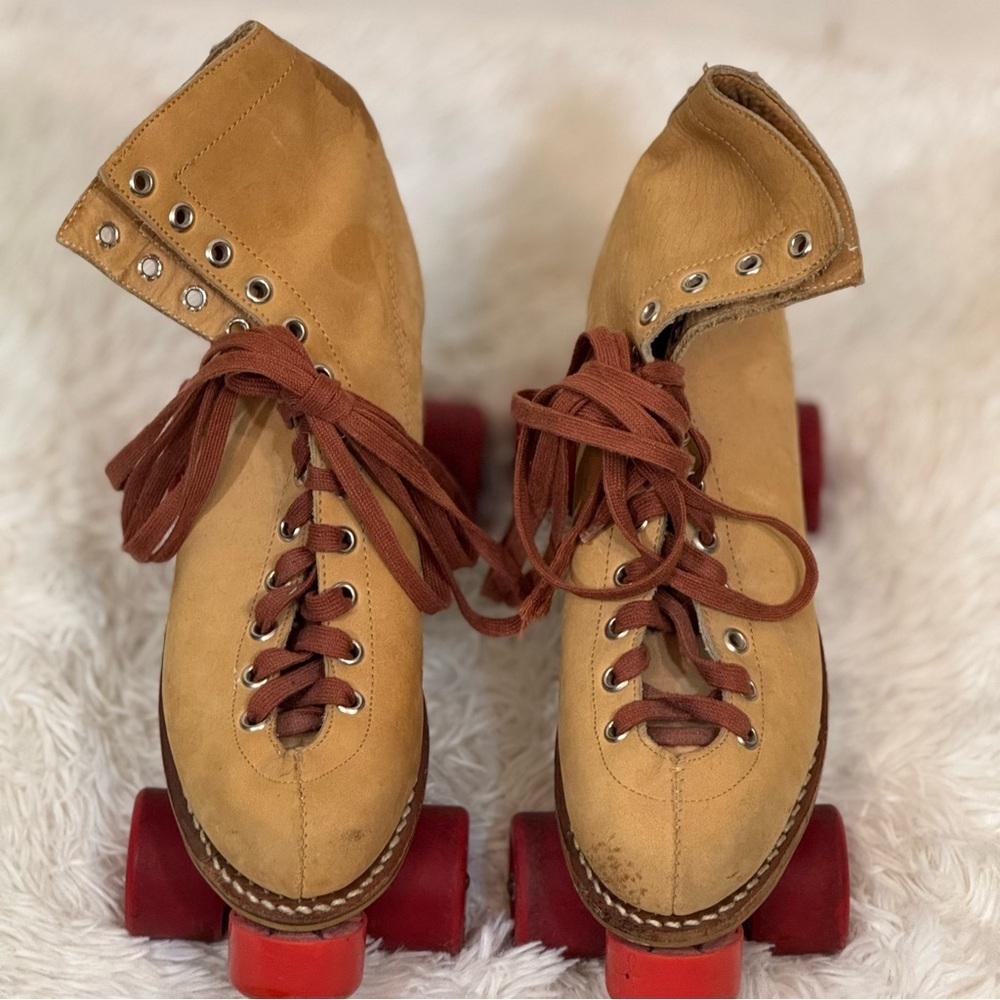 Vintage Tan Leather Welt Chicago Roller Skates with Urethane Red Wheels Size 7L